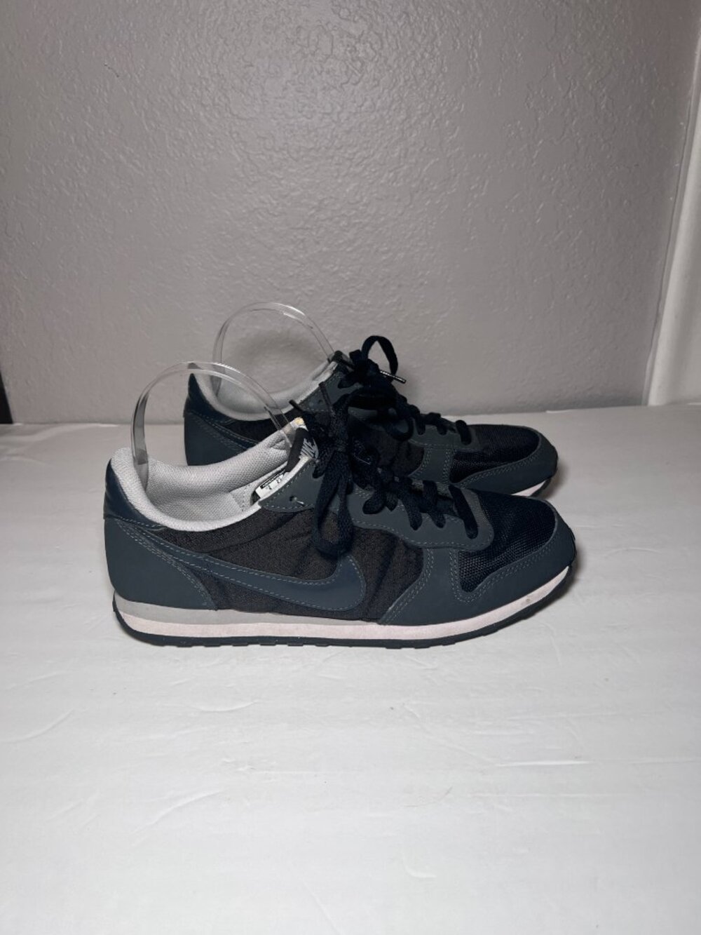 Nike Women Size 9 Genicco Sneakers Black Gray Low Top - Picture 2 of 12